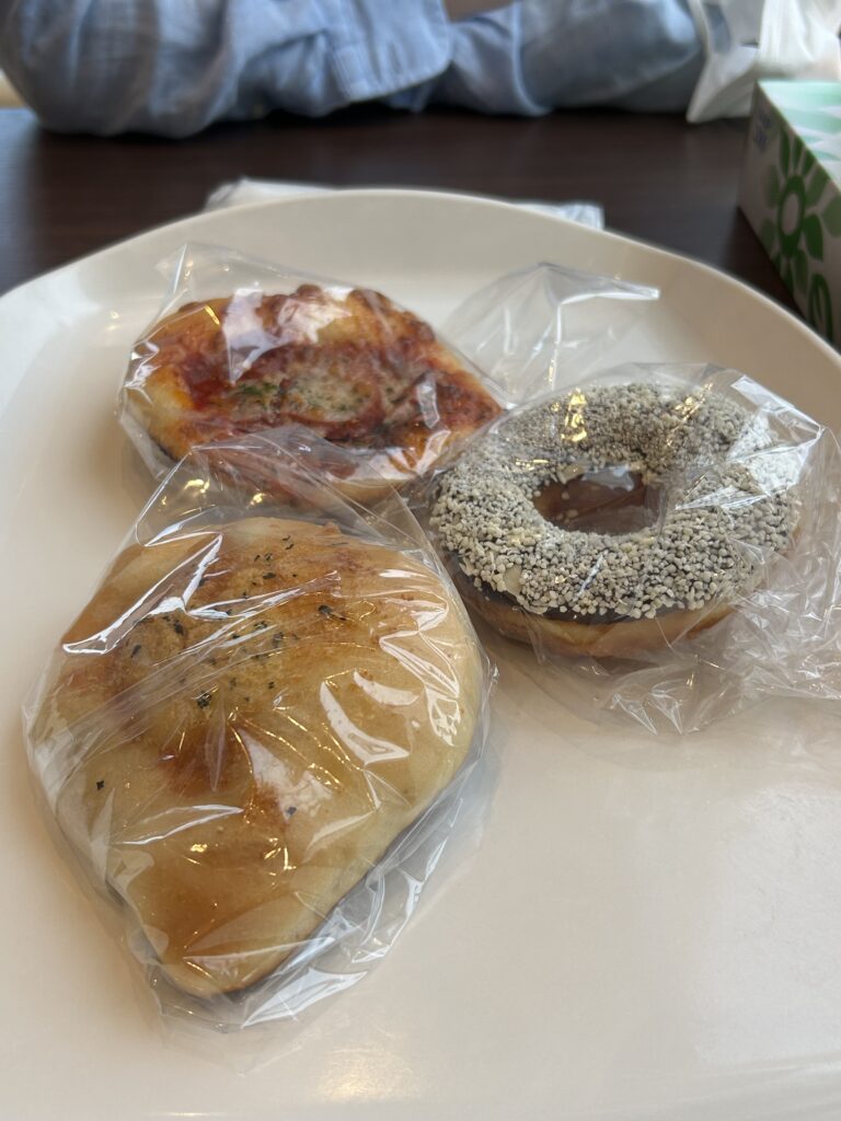 ロイズのパン (履き替え作業の待ち時間に)