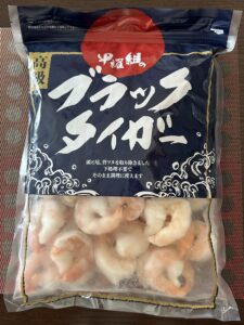 高級ブラックタイガーむきえびのパッケージ。1kg(解凍時800g前後・約40～70尾)の背ワタなし、大型のむきえびが入ってます。