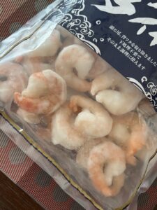 新鮮でプリプリの高級ブラックタイガーむきえび。艶やかなエビの身が鮮明に見えるアップ写真。背ワタなしで下処理不要