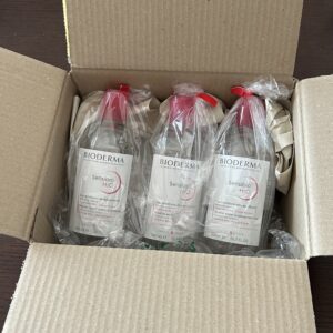 クレンジングウォーター ビオデルマのボトル3本セットが届いて箱に入っている