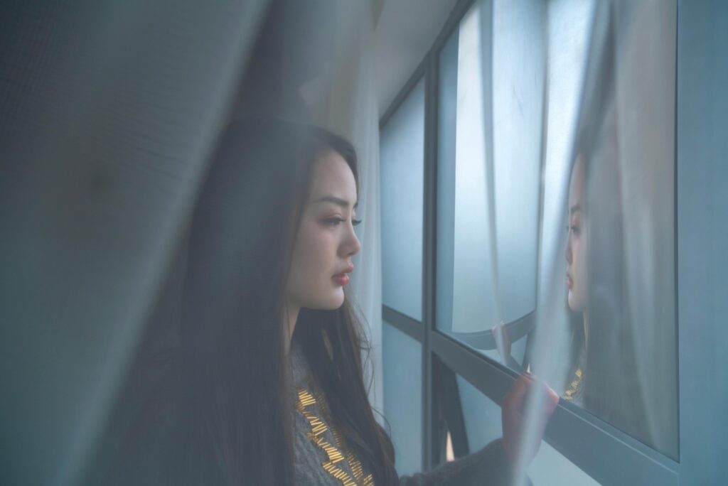 窓の外を眺める女性