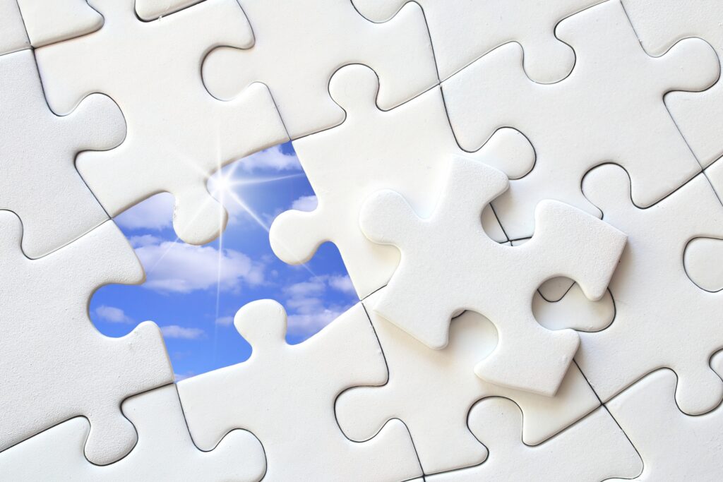 パズルの最後のピース穴から覗く綺麗な青空