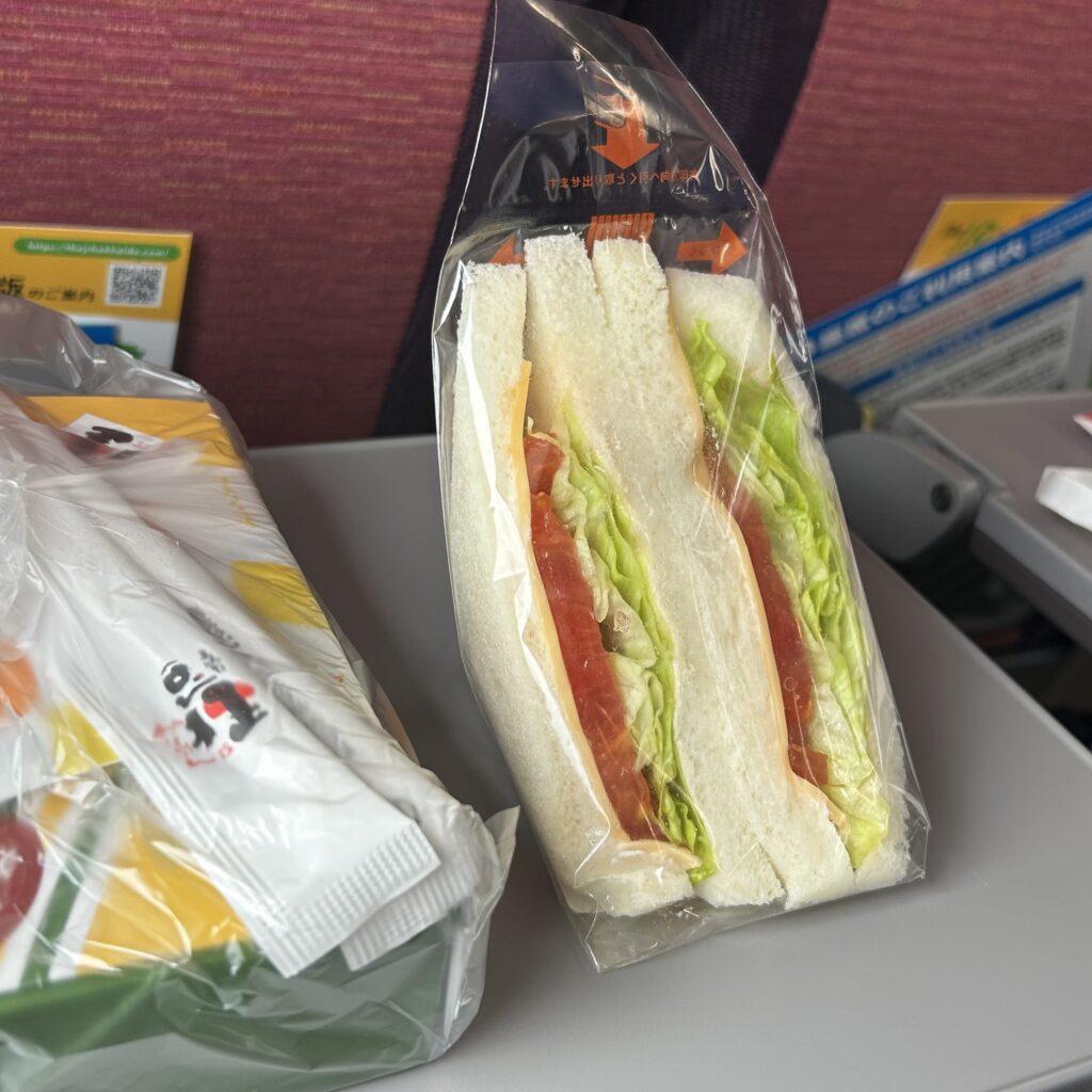 サンドイッチ。札幌駅の自動販売機で購入。