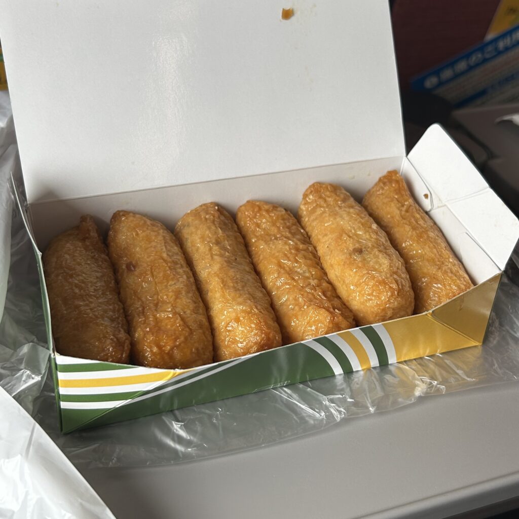 大丸で買ったお稲荷さん。1個増量で6個入りでした。