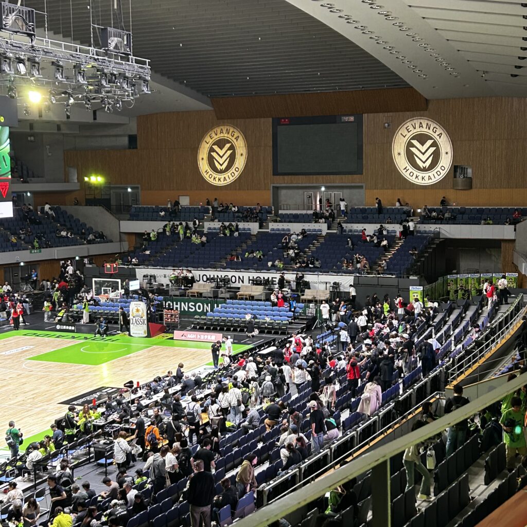 客席から見たきたえーるのコートと観客席。奥の壁にレバンガ北海道のロゴが映し出されている